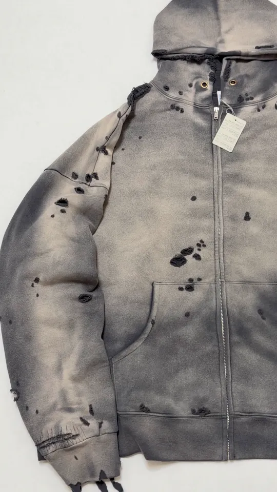 SAINT Mxxxxxx DBL FACE ZIP UP HOODIE/CHARCOAL Double-layer destroyed waffle zipper jacket, washed black S-XL, a style that has been used in the summer. After continuous fine polishing, it has finally been shipped. The finished product is simply a work of art. Super heavy washing to make the weather look old. Multiple water fades. Excessive manual wormhole damage processing. Deconstruction and reorganization embroidery technology. Custom-made zipper with LOGO. The color details of the zipper webbing are also correct. Original grade fruit main label and wash water label. Top purchasing grade. A layer of waffle fabric is added to the inner lining to make the overall texture stronger and increase the comfort and warmth of the wearer.